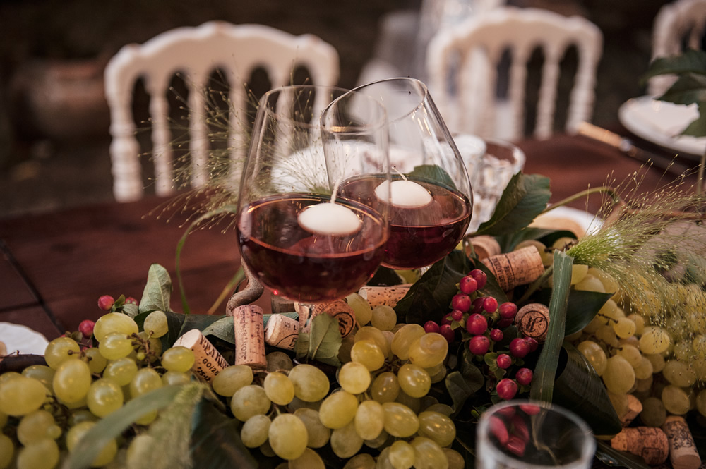 Composizione per tavolo country con grappoli di uva